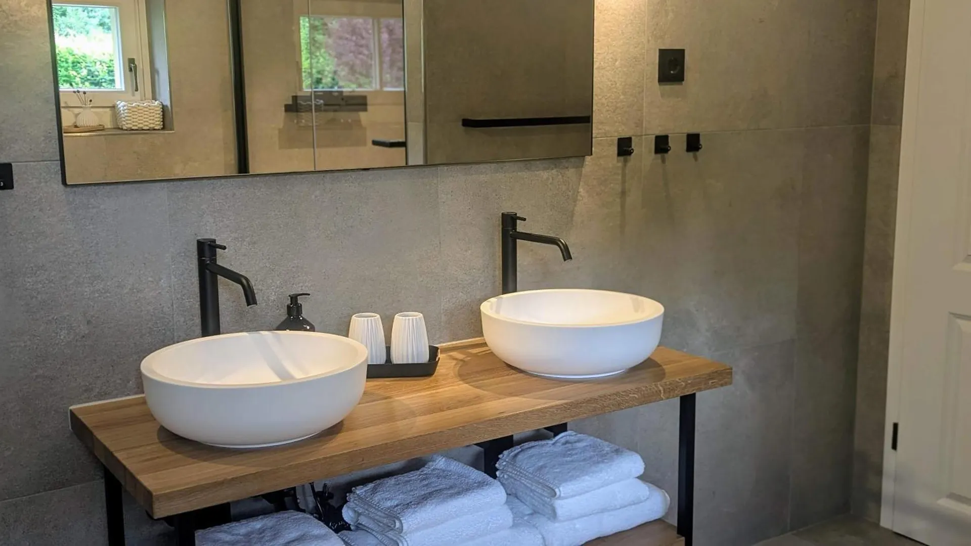 Die Watzmannsuite - Familienfreundliche Ferienwohnung In Historischer Villa Mit Kamin, Infrarotkabine, Balkon, Garten, Nur 10 Gehminuten Ins Zentrum Von Berchtesgaden Bischofswiesen 0*,  Almanya